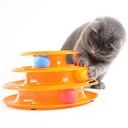 لعبة قطط مثلثة الشكل مع كرات